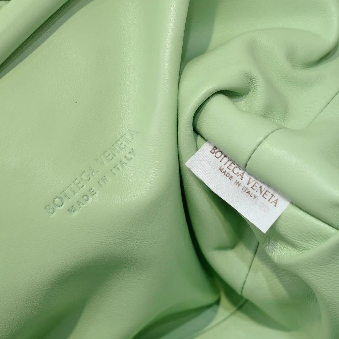 Batch 2260 Bitters Venetia 2024 summer series brings Lauren 1980 handbags back to the public eye. The design of the bag is inspired by ancient Roman architecture. It uses the brand's iconic Intrecciato lambskin woven bag body with a hard frame. No logo can be seen on the whole bag. It is equipped with a leather woven metal chain. When using it as a clutch, just put the chain directly in the bag ~ showing an elegant and timeless style. Decades later, when Lauren Hutton once again walked on the Bottega Venetia spring and summer show with this bag, the charm of the year still remains intact despite the passage of time. Size: 31.5*16.5*11 Style number: 5807#